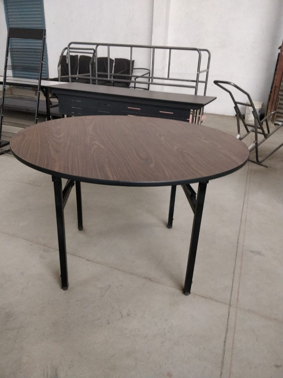 DINER WARES Banquet Table with Laminated Top Round